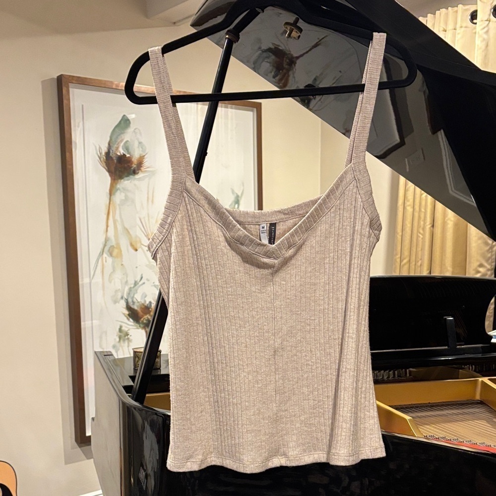 Jaclyn Intimidates Rose/ Beige Ribbed Women's camisole v-neck Top size medium